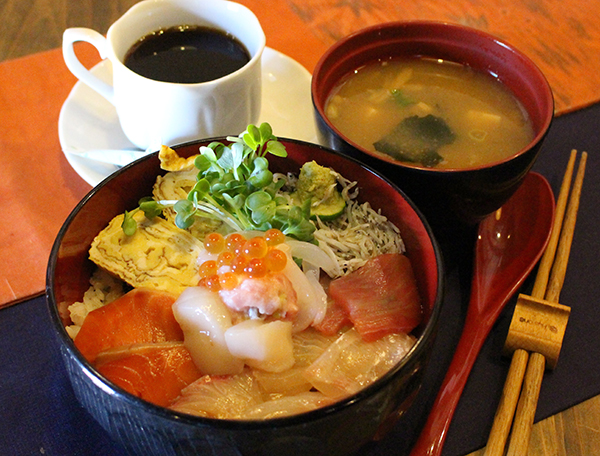 三津浜漁港直送海鮮づけ丼